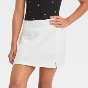 Art class size 8 white skort